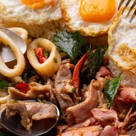 กะเพราใส้แตก  By พี่ปัตย์