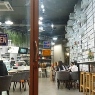 Sleepless Cafe ถนนเนตรดี