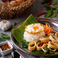 กะเพราใส้แตก  By พี่ปัตย์