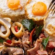 กะเพราใส้แตก  By พี่ปัตย์