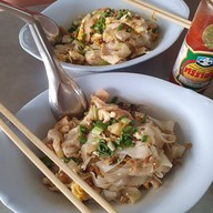 เมนูของร้าน ก๋วยเตี๋ยวคั่วไก่-หมู ตรอกสุกร