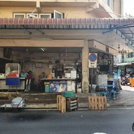 หน้าร้าน ก๋วยเตี๋ยวคั่วไก่-หมู ตรอกสุกร