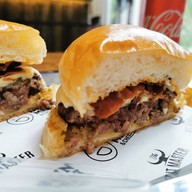 เมนูของร้าน Bun Meat and Cheese เดอะคอมมอนส์ ศาลาแดง