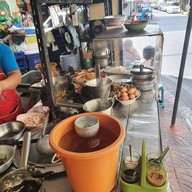 บรรยากาศ ก๋วยเตี๋ยวคั่วไก่-หมู ตรอกสุกร