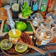 เมนูของร้าน Drink Me Two Tone Tea Bar