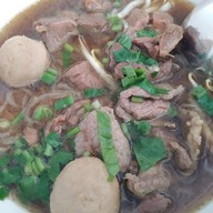 เมนูของร้าน ก๋วยเตี๋ยวน้ำแดง หมูตุ๋น เนื้อตุ๋น เมืองเพชร
