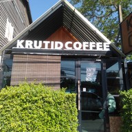 หน้าร้าน Krutid Coffee สาขาวัดสิงห์ วัดสิงห์