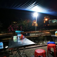 บรรยากาศ นิ้ง ลูกชิ้นทำเอง