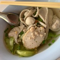 เมนูของร้าน รสหนึ่ง ก๋วยเตี๋ยวเสวยลูกชิ้นปลาเชียงใหม่ เชียงใหม่