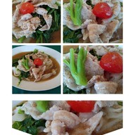 เมนูของร้าน หมูกรอบร่มเกล้า+ข้าวต้มรอบดึก