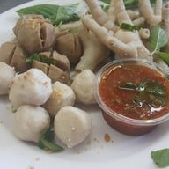 เมนู ราดหน้าหมูหมัก น้องกาตูนย์ ตลาด ส.เสริมสุข2 ซ.วโรชา ฝั่งด้านข้างเซ่เว่น