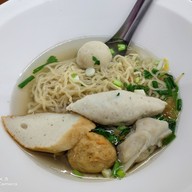 เมนูของร้าน กาแฟดั๊ช ก๋วยเตี๋ยวลูกชิ้นปลา