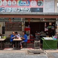 หน้าร้าน หอยทอดยักษ์ใหญ่ ปลาเผา วังเดิม9. ย่อยมาจากหมูทอดบ้านแขก