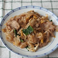 เมนูของร้าน 4 แยก 3 ย่าน ราดหน้าหมูนุ่ม