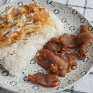 เมนูของร้าน 4 แยก 3 ย่าน ราดหน้าหมูนุ่ม