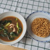 เมนูของร้าน 4 แยก 3 ย่าน ราดหน้าหมูนุ่ม