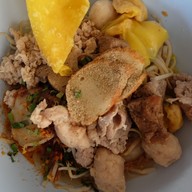 ก๋วยเตี๋ยวต้มยำร้านเจ๊น้อย หน้าวัง42