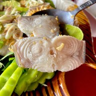 เมนูของร้าน ร้านอาหารนางนวล ( ท่าจับปลาบึก )