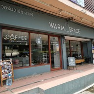 หน้าร้าน WARMSPACE COFFEE ROASTERS ระหว่างซอยพัฒนาการ64-66