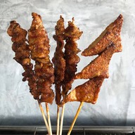 ข้าวหมูทอดกระเทียมพริกโดด