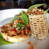 ทามาเลสข้าวโพดฮอกไกโดราดซัลซ่ามะเขือเทศซอสทรัฟเฟิล