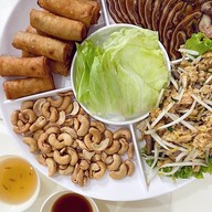 บ้านดาวล้อมเดือน