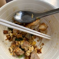 เมนูของร้าน ก๋วยเตี๋ยวคั่วเป็ดอร่อยริมทาง คลองถม