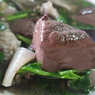 ร่มฉัตร ต้มเลือดหมู