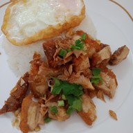 ร้านใบกะเพรา by เจ๊ติ๊ก มีสาขาเดียวจ้า (ตลาดโชคพิชัย)