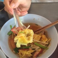 ก๋วยเตี๋ยวดู๋ดี๋สามรส ข้างสหกรณ์ออมทรัพย์ครู