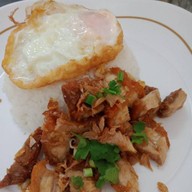 ร้านใบกะเพรา by เจ๊ติ๊ก มีสาขาเดียวจ้า (ตลาดโชคพิชัย)