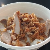 หมูทอดเจ๊จง เอฟวายไอ เซ็นเตอร์ (FYI Center)