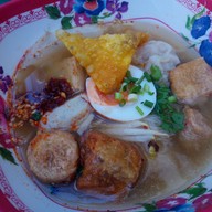 เมนูของร้าน เฮียปิงก๋วยเตี๋ยวต้มยำพริกเผาไข่ยางมะตูม สี่แยกบ้านแขก