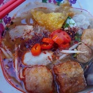 เมนูของร้าน เฮียปิงก๋วยเตี๋ยวต้มยำพริกเผาไข่ยางมะตูม สี่แยกบ้านแขก