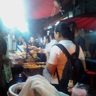 บรรยากาศ หมึกย่าง โคตรแซ่บ By แม่รัตน์ พระราม 8