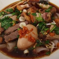 เมนูของร้าน ก๋วยจั๊บหมูกรอบเจ๊ฟ้า เจ้าเก่า