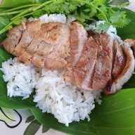 หมูสามทรง ริมปิง นวรัฐ