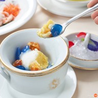 เนื้อสีเหลืองทอง กินพร้อมลูกชิ้นเชื่อมน้ำอัญชันและมะตูมเชื่อม เข้ากันอย่างดี ~