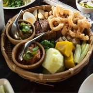 เมนูของร้าน ขนมจีนต้นก้ามปู นวลจันทร์ .