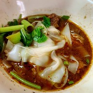 เมนูของร้าน ก๋วยเตี๋ยวเรือน้าชู ตลาดหลังกระทรวงการคลัง
