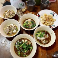 เมนูของร้าน ก๋วยเตี๋ยวเรือน้าชู ตลาดหลังกระทรวงการคลัง