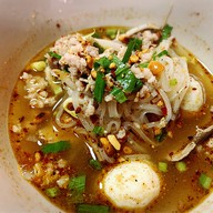 เมนูของร้าน ก๋วยเตี๋ยวเรือน้าชู ตลาดหลังกระทรวงการคลัง