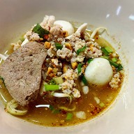 เมนูของร้าน ก๋วยเตี๋ยวเรือน้าชู ตลาดหลังกระทรวงการคลัง