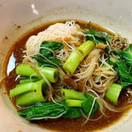 เมนูของร้าน ก๋วยเตี๋ยวเรือน้าชู ตลาดหลังกระทรวงการคลัง