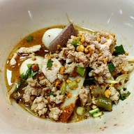 เมนูของร้าน ก๋วยเตี๋ยวเรือน้าชู ตลาดหลังกระทรวงการคลัง