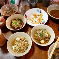 เมนูของร้าน ก๋วยเตี๋ยวเรือน้าชู ตลาดหลังกระทรวงการคลัง