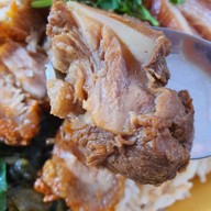 เมนูของร้าน แม่ตุ๊ ข้าวขาหมู​ ก๋วยจั๊บน้ำข้น​ เชลล์ชวนชิม