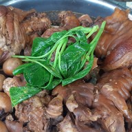 ขาหมูเฮีย ป. กะเพราพริกแห้ง,ข้าวหมูแดง เฮีย ป.