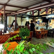 บ้านริมน้ำ