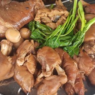 ขาหมูเฮีย ป. กะเพราพริกแห้ง,ข้าวหมูแดง เฮีย ป.